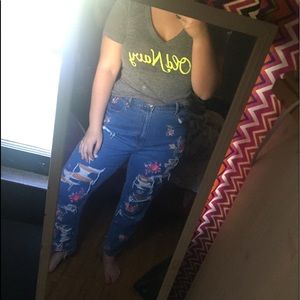 Old Navy V-neck tee 🌺